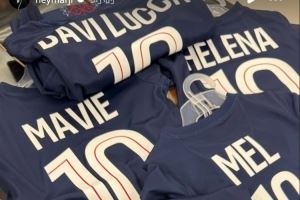 巴黎向内马尔一家赠送球衣，内马尔社媒晒照：感谢巴黎