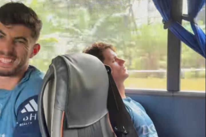 只觉得吵闹😂31岁诺尔高车上闭目养神，无视阿森纳队友唱跳打闹