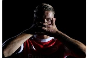 锋线悍将！阿森纳晒新援约克雷斯照片：信念、凶猛、专注