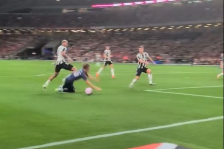 15岁的拼劲儿🤩道曼突破倒地造点，哨响前他还想爬起来继续进攻