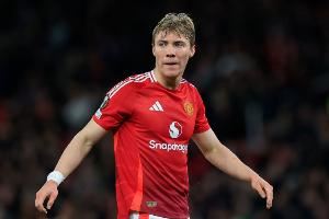 TA：莱比锡和多特蒙德都在关注霍伊伦，曼联可能加钱换塞斯科