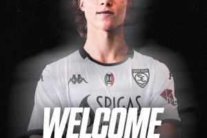 米兰官方：续约17岁中场科莫托至2028年，球员被外租至斯佩齐亚