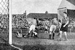 77年未曾碰面！1948年曼联1-1格林斯比，红魔队史与之16战只赢4场