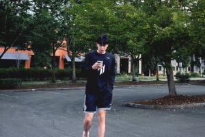 杨瀚森工作室官博晒小杨近照：波特兰的秋🍂