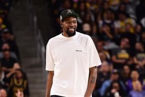 美女主持：你看起来很开心 杜兰特：我一直这么开心啊