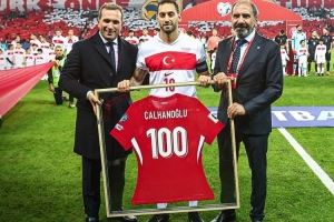 已是传奇！恰尔汗奥卢赛前获赠国家队百场纪念球衣