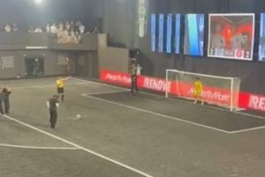 亚马尔在国王联赛科客串打进点球，对着镜头飞吻庆祝