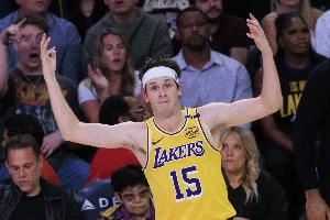 本场湖人全队26罚21中&里夫斯14罚12中 开拓者全队15罚14中